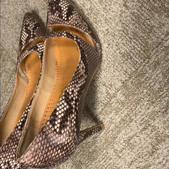 Faux snakeskin shoes in EXCELLENT condition. - Picture 2 of 3